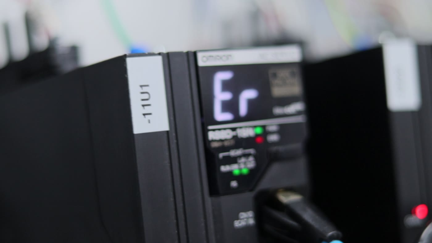 Servo drive Omron 1S R88D-1SN na bancada do curso